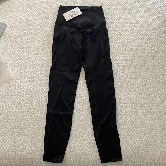 NWT - Halara Leggings with Pockets. XS - Picture 2 of 3